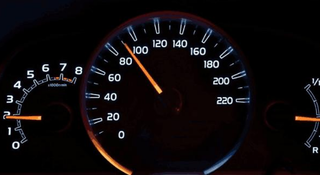 仪表盘显示100km/h，导航报告车速95km/h，实际车速是多少？图1