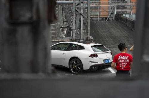 开完法拉利，我膨胀了 | Ferrari GTC4Lusso T