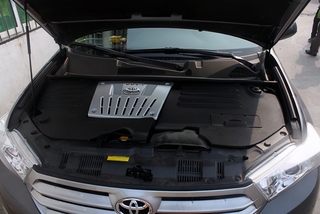 你的车有发动机防尘罩吗？不装配发动机防尘罩是为了节省成本吗？图1