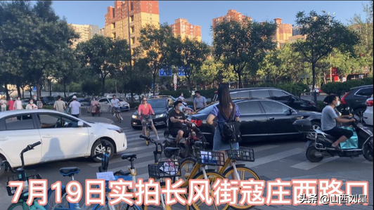 7月19日实拍太原市长风街寇庄西路口，人流车流拥堵是什么原因？视频1