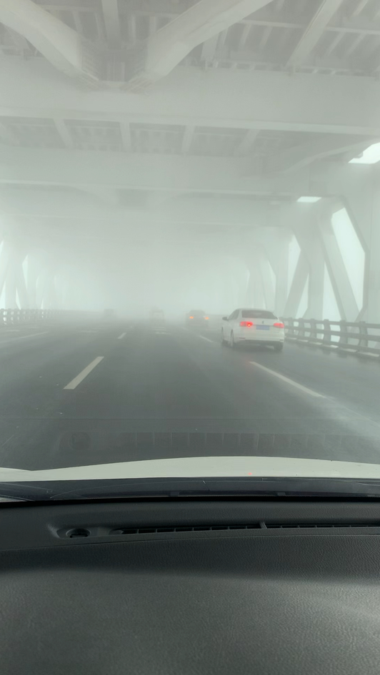 大连跨海大桥经常遇到大雾天气视频1