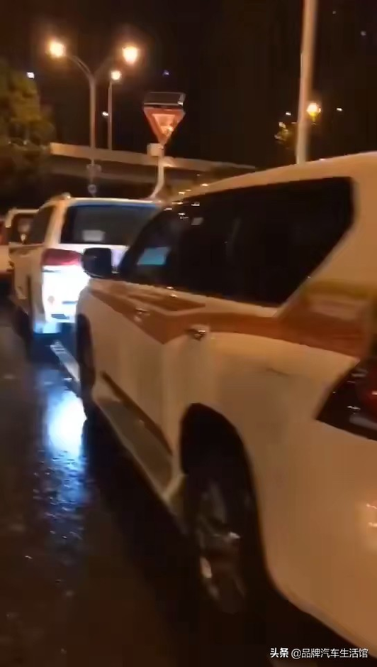 凌晨五点钟的武汉车辆管理总所，
待上牌的车辆已经排到沙湖大桥视频1