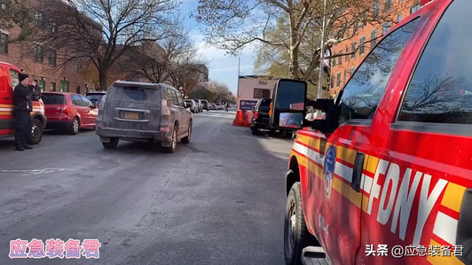 纽约消防车出警视频，消防车非常的霸气视频1