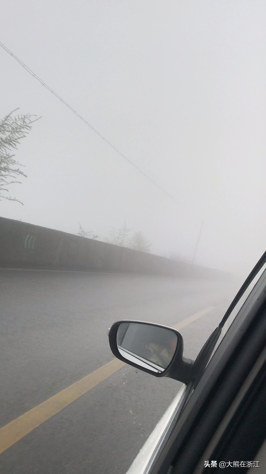 云贵交界处这种雨雾经常有   只有老司机才敢开视频1