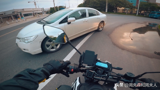 摩托车骑行 小轿车路口逆向压线转弯！视频1