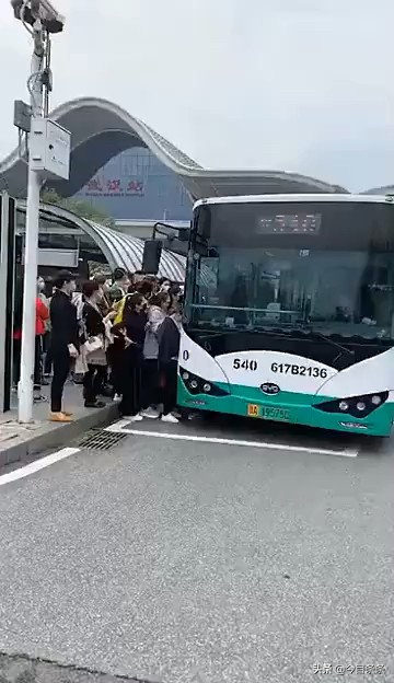 实拍武汉火车站，扫码上公交车视频1