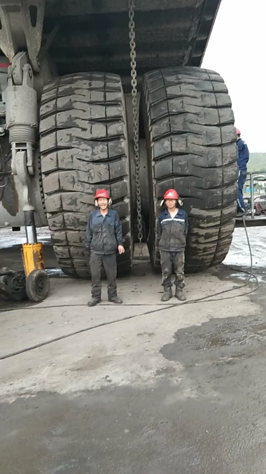 今天带大家看一下如何拆换三米多高的大轮胎视频1