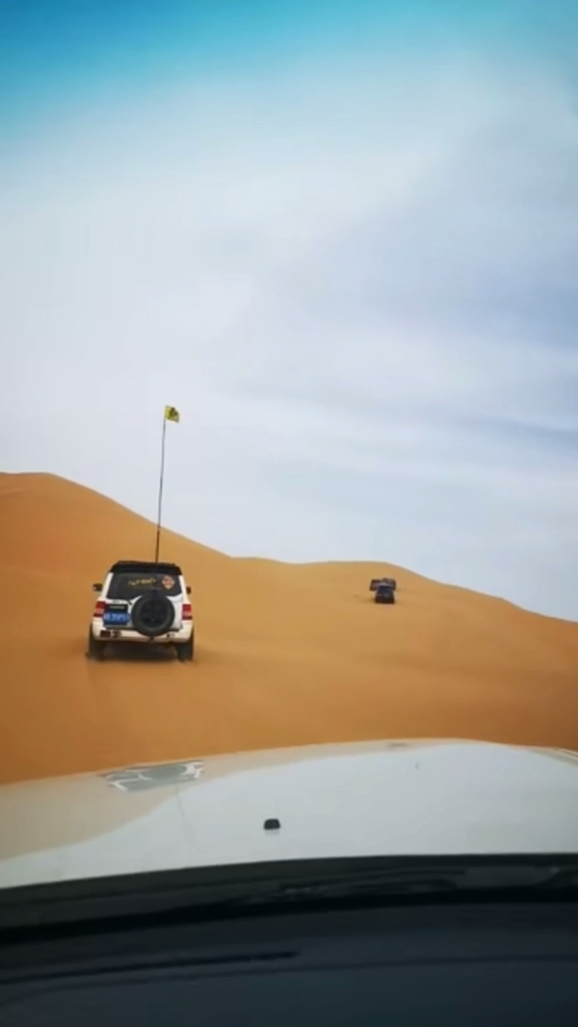 三菱帕杰罗行走中的沙漠骆驼，过刀锋翻沙梁。视频1