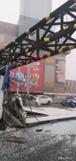 沈阳大东一辆大巴车撞限高杆被削掉车顶，目击者称系空载车辆视频1