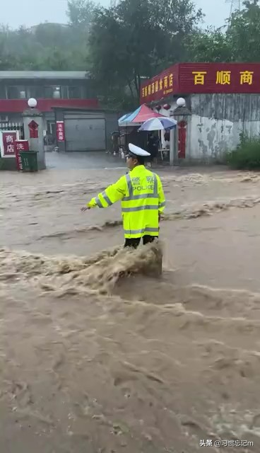 暴雨中执勤的交警。致敬。视频1