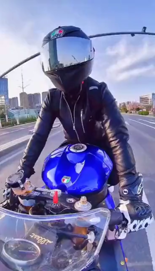 骑摩托和开车的区别，就是骑摩托会有小姐姐可以搭讪的哦！视频1