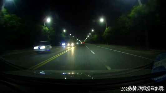 有的人晚上骑车怎么就是不开灯呢……视频1