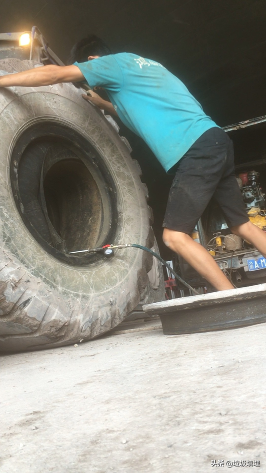 在重庆补铲车轮胎视频1