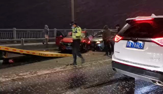 南京长江大桥由于冰雹、雨雪路滑车辆注意安全视频1