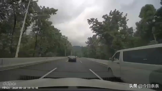 5月22日，浙江温州，一辆白色奥迪轿车在高架上快速逆行发生事故视频1