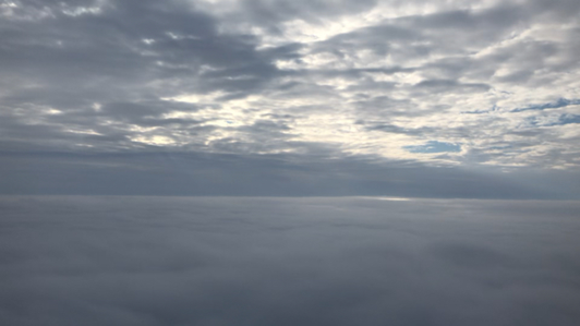 飞机里面欣赏天空上的云，真美视频1