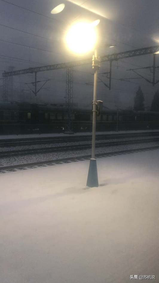 下雪中的绿皮火车视频1