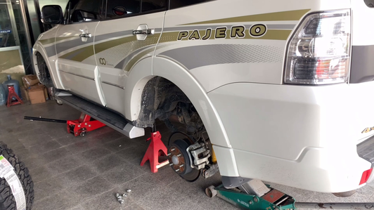 三菱帕杰罗更换百路驰KO2AT轮胎，更换避震OME升高两寸。视频1