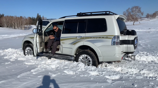 三菱帕杰罗遇大雪封山，冒险闯雪路陷车无法动弹！只能等待救援！视频1