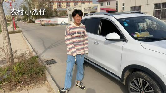 小伙采访朋友的荣威x5车，花了十三万多，到底值不值视频1