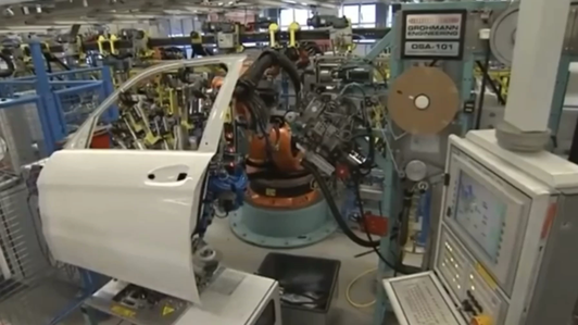 带你走进国外的汽车生产车间，看看什么叫机械化，组装速度真快！视频1