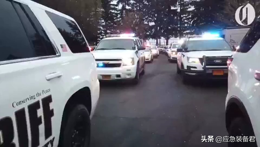 美国警车集体鸣笛向医护人员致敬视频1