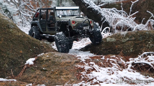 模型天地：1:10吉普jeep牧马人scx10，泥地雪地撒野视频1