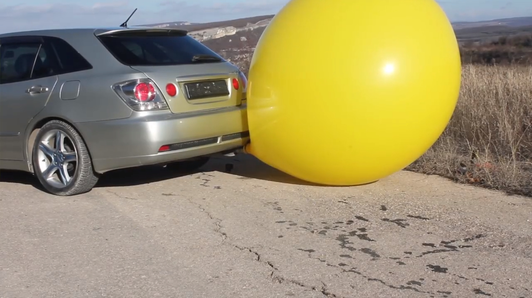 汽车尾气能吹爆气球？那得看你舍不舍得给油！视频1