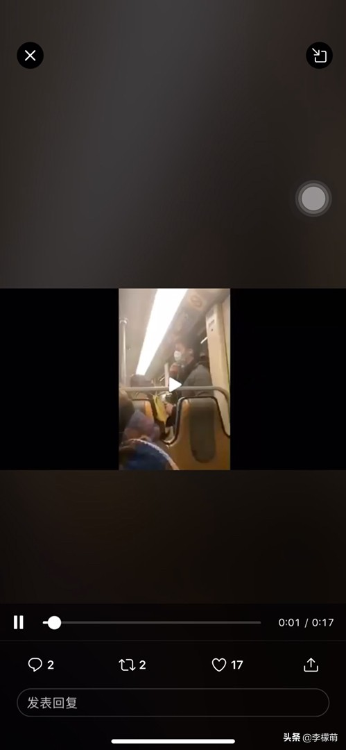 一个白人男子脱下口罩，将口水涂抹在地铁扶手上，太可怕了。视频1