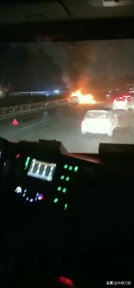 三水二桥，广州方向，三车相撞，两车着火，司机兄弟们注意安全视频1