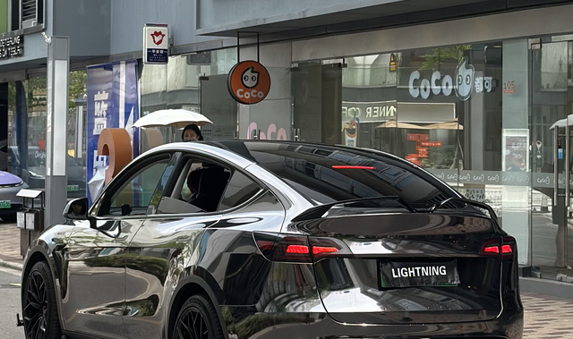 特斯拉取消屏幕换挡，你怎么看？话题封面图