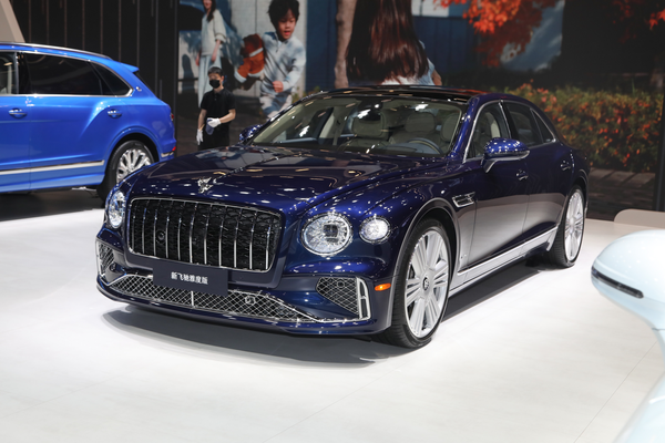 飞驰PHEV 2026款 4.0T V8 雅度版厂商_基本信息图