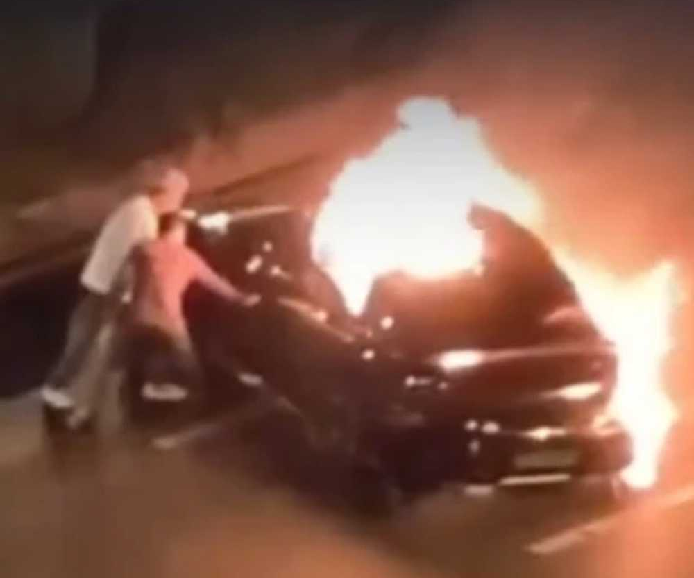 成都一小米SU7碰撞后起火话题封面图