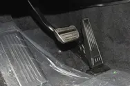 光亮金属踏板