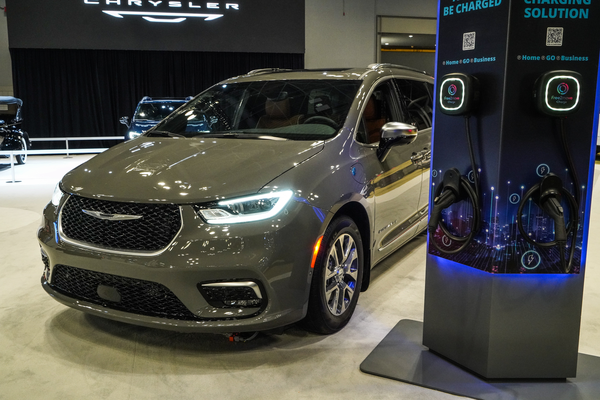 Pacifica PHEV 2025款 北美版厂商_基本信息图