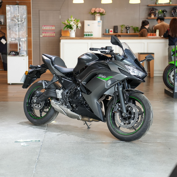 川崎 Ninja 650 2023款 哑光石墨灰版级别_基本信息图