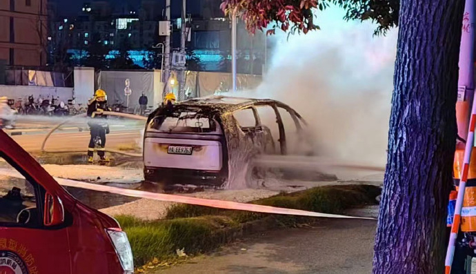 理想MEGA行驶中起火话题封面图