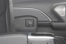 第二排座椅靠背电动调节+电动腿托（车门上调节）