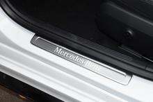 “Mercedes-Benz”字样的照明迎宾踏板