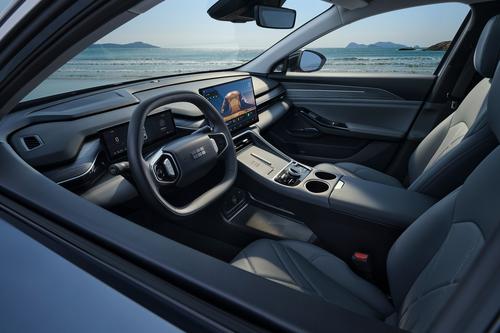 续航0.2万公里，油耗0.95L，轴距2752mm，竞争秦PLUS DM-i，吉利造