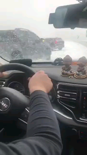 雪天路滑，控制车速，小心慢行视频1