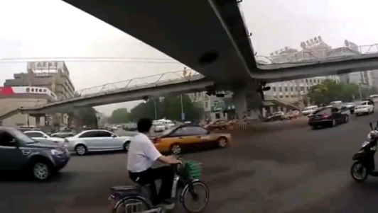 看看救护车在中国的速度视频1