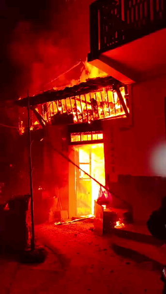 大火将房屋吞没突然坍塌，消防员后退又继续出水灭火，这就是责任视频1
