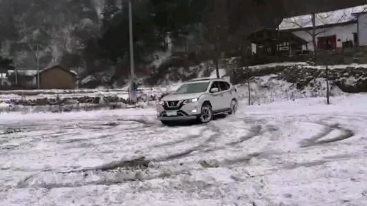 下雪天路滑注意安全！视频1