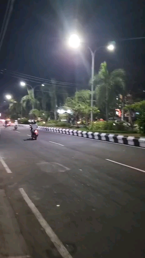 印尼巴厘岛的摩托车油门都到底吗？视频1