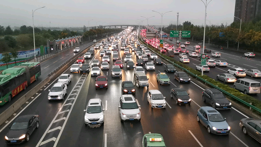 总结出来一个道理，下雨天，节假日前，郑州堵车高峰期，不信你看视频1