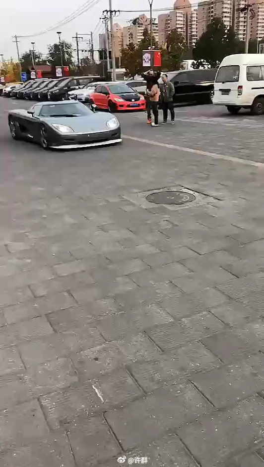 在北京经常能见到稀奇古怪的车经过视频1