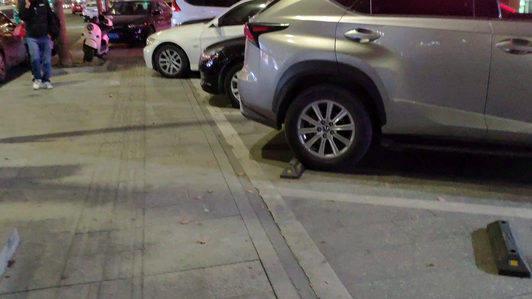 围观！杭州郊某街道旁十辆小车里会有几辆豪车呢？视频1