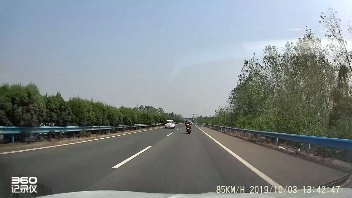 不是说摩托车在高速公路只能靠右行驶吗？视频1