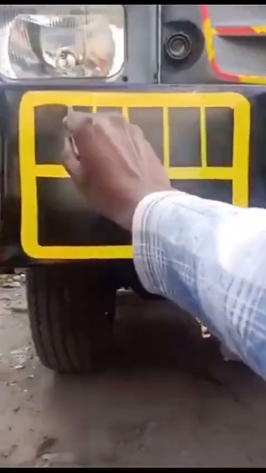 印度阿三哥车管所给车上牌，你永远猜不到接下来写的是哪个😂视频1